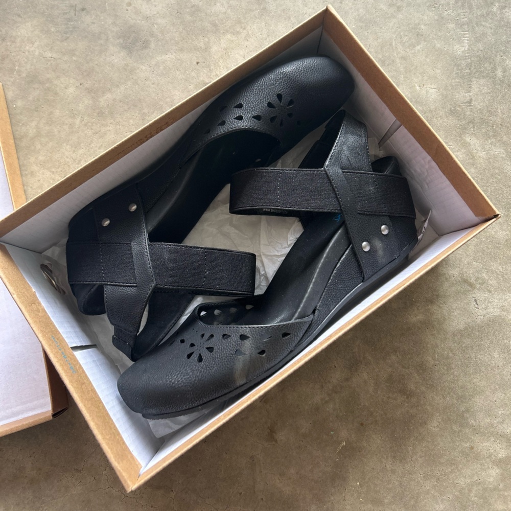 Axxiom size 9.5 women’s black vintage wedge shoes